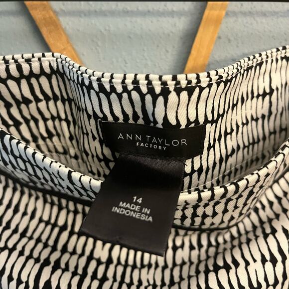 Ann Taylor A-Line Skirt - Picture 2 of 3